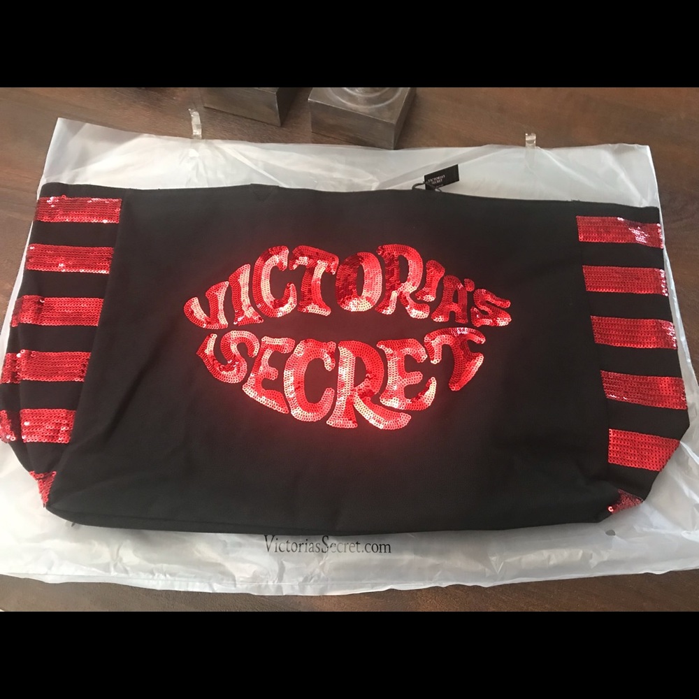 Large zipper VS duffel bag. NWT